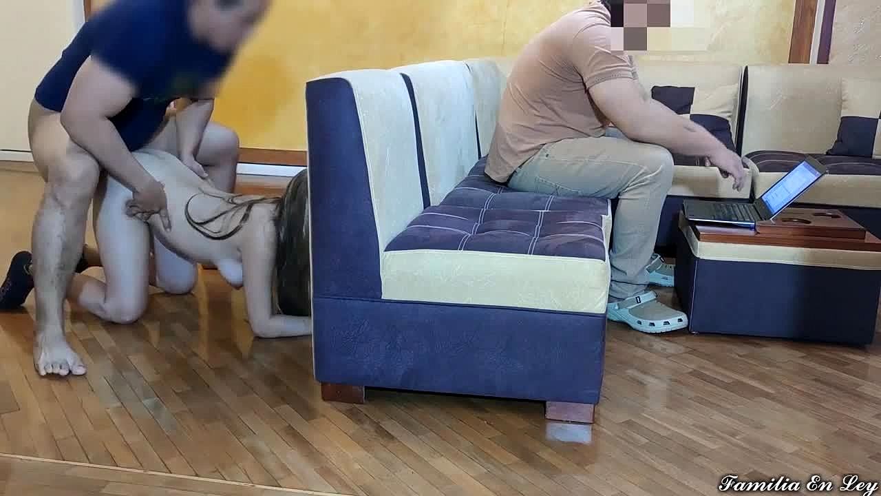 Amatør asiatisk par har en dampende cuckold-økt på sofaen